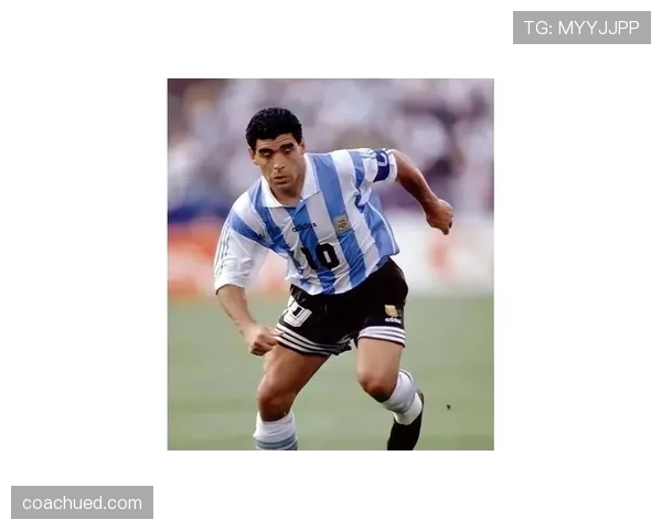 历史关键战中前锋马拉多纳盘带撕裂防线胜过梅西