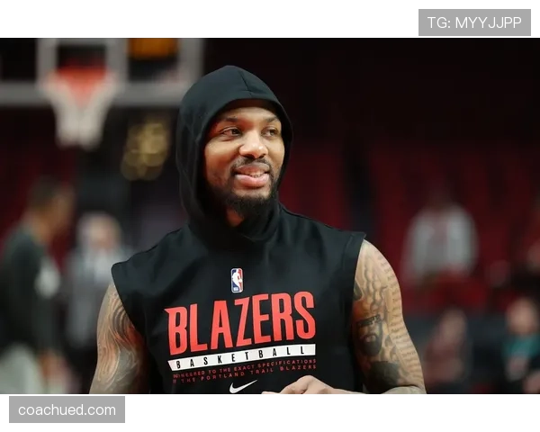 利拉德休赛期还在凌晨四点练投篮，邻居说他家车库灯一年没灭过