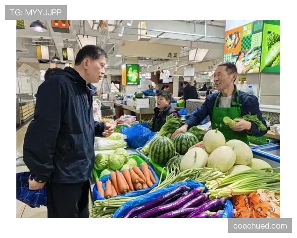 菜市场排队碰到叶诗文，像邻家阿姨一回头手上的表却把差距摔在地上